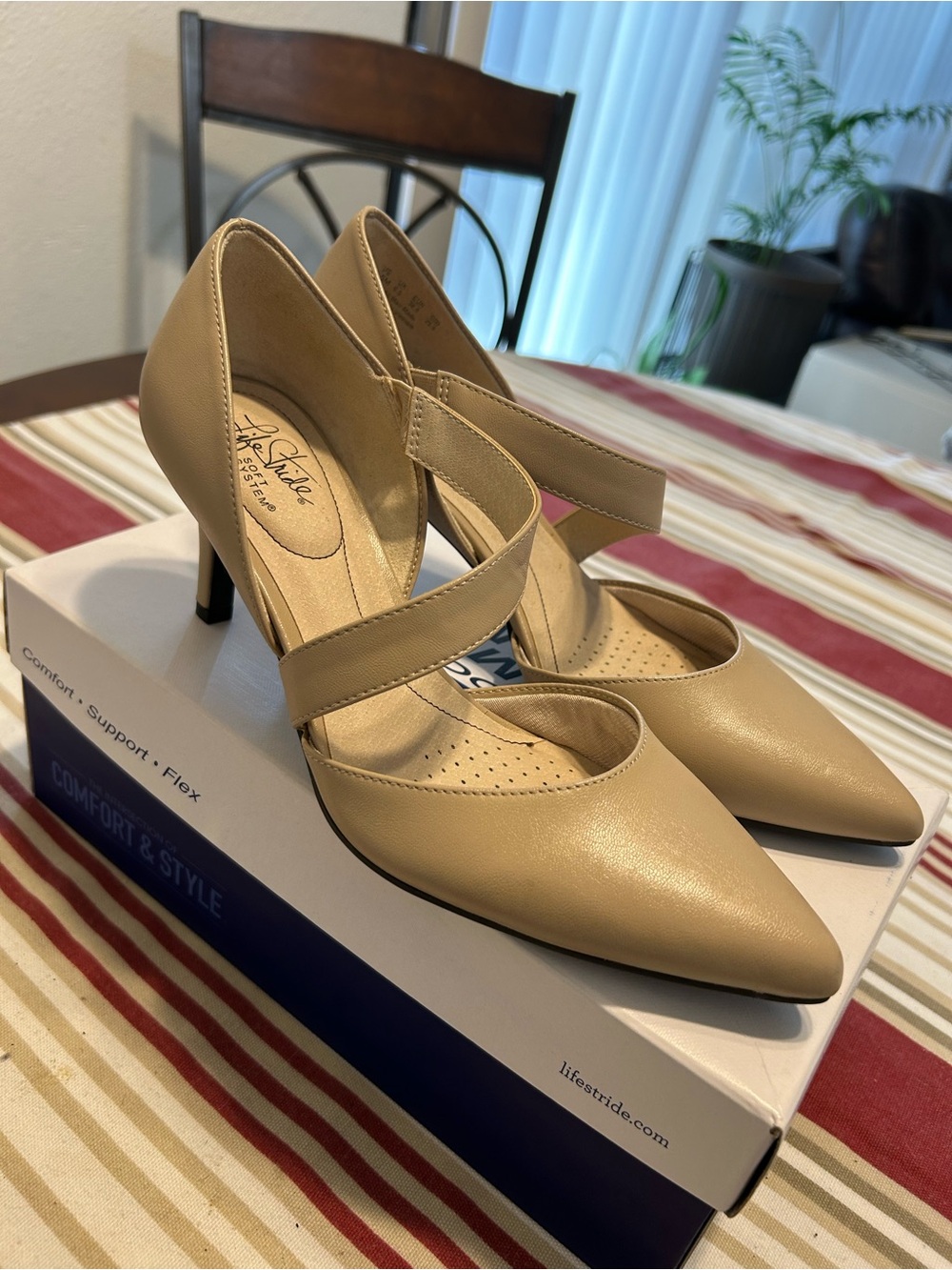Life Stride Women's Tan Pointed-Toe Crisscross Mid-Heel Pumps